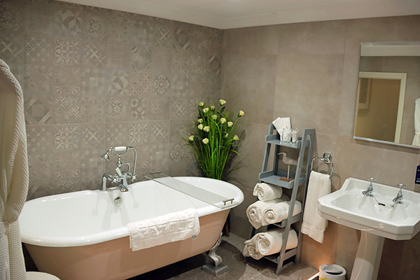 The Waiting room bathroom 7664e